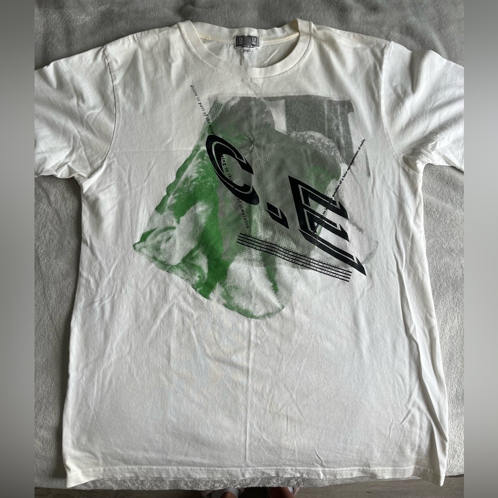 MEN’S GRAPHIC TEE